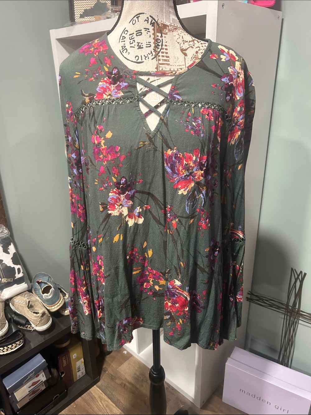 Oddi Large Women's Olive Floral Crisscross Long-Sleeve Top